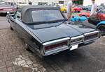 Heckansicht eines Ford Thunderbird Convertible des Modelljahres 1965, lackiert im Farbton caspian blue.