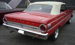 Heckansicht eines Ford Falcon Futura Convertible aus dem Modelljahr 1964 im Farbton rangoon red.