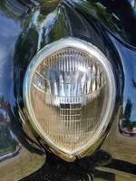 =Frontscheinwerfer des Ford V8 - 60, Bj. 1937, 2230 ccm, 60 PS, gesehen auf der Ausstellungsfläche für Oldtimerfahrzeuge beim Bürgerfest  200 Jahre Landkreis Fulda  auf dem Gelände von Schloß Fasanerie im Juni 2022.