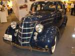 Ford V8 Limousine mit 4-türiger Ambi-Budd Karosserie. 1937 - 1938. Der V8 war Ende der 1930´er Jahre das Spitzenmodell aus Köln-Niehl. Motorisiert mit einem V8-motor mit 3.620 cm³ Zylinderinhalt leistete der Wagen 90 PS. Aufgrund seiner Robustheit wurden fast alle V8 Fordmodelle zum Kriegsdienst eingezogen. Wenn man dem Kennzeichen glauben schenken darf, hat dieser Wagen in der Rheinprovinz (Kennzeichen IZ) überlebt. Der rote Winkel auf dem Nummernschild besagt, das das Auto auch während der Kriegszeit privat genutzt werden durfte. Als weitere Karosserievarianten gabe es noch eine Speziallimousine mit einer Art Fließheck (Karosserie ebenfalls von Ambi-Budd) und ein von Deutsch karossiertes Cabriolet. Techno Classica 03.04.2011.