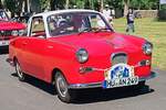 =Glas Goggomobil TS 250 auf der Zufahrt zur Oldtimerausstellung bei Schloss Fasanerie, 06-2025
