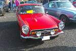 Honda S800 Coupe, gebaut in den Jahren von 1966 bis 1970. Der S800 war als Coupe und als Cabriolet lieferbar. Der sehr drehfreudige Vierzylinderreihenmotor hat einen Hubraum von 791 cm³ und leistet 67 PS. Insgesamt wurden ca. 11.500 Autos vom Typ S800 produziert (beide Karosserievarianten zusammen). Davon wurden ca. 7.200 Autos nach Europa exportiert. Oldtimertreffen an Mo´s Bikertreff in Krefeld am 08.03.2026.