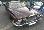 Jaguar 420G im Farbton regency red, gebaut in den Jahren von 1966 bis 1970.