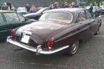 Heckansicht eines Jaguar 420G im Farbton regency red.