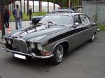 Jaguar 420. 1966 -1968. Der 6-Zylinderreihenmotor dieses  Zwittermodelles 
hat einem Hubraum 4.2l. Es wurden 9.801 Fahrzeuge dieses Typs produziert.
Oldtimertreffen Kokerei Zollverein 03.07.2011.