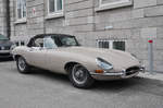 Jaguar Type E aus den 60er Jahren parkiert in Quebec.
