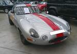 Jaguar E Type Series 1 Roadster mit einem  Leight Weight Umbau . Dieser Jaguar wurde im Mai 1962 nach Deutschland ausgeliefert. In den späten 1980´er Jahren ließ der Eigentümer den Wagen für den klassischen Rennsport umrüsten. Dabei wurde die gesamte Außenhaut in Aluminium ausgeführt. Der serienmäßige 3.8 Liter Sechszylindermotor wurde auf einen raren  White Angel Zylinderkopf  umgerüstet. Für diese Umbauten wurde ein DM-Betrag von rund 200.000,00 ausgegeben. Statt der serienmäßigen 269 PS leistet dieser E Type nun 360 PS. Classic Remise Düsseldorf am 15.01.2026.