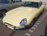 Jaguar E Type Series 2 Coupe im Farbton pale primerose. Gebaut wurden die Series 2 E Type Modelle von 1966 bis 1971 im Werk Coventry. Die Series 2 Fahrzeuge l�sten bereits 1964 die Series 1 Modelle ab. Erst 1966 wurde der Roadster durch ein solch 2+2 sitziges Coupe-Modell erg�nzt. Technisch wurde der Sechszylinderreihenmotor auf einen Hubraum von 4235 cm� aufgebohrt. Die Motorleistung von 269 PS gegen�ber dem Series 1 Modell �nderte sich allerdings nicht. Oldtimertreffen Essen-Burgaltendorf am 10.05.2026.