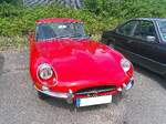 Frontansicht eines Jaguar E Type Series 2 Coupe im Farbton carmen red. Gebaut wurden die Series 2 E Type Modelle von 1966 bis 1971 im Werk Coventry. Die Series 2 Fahrzeuge l�sten bereits 1964 die Series 1 Modelle ab. Erst 1966 wurde der Roadster durc ...