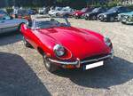 Ein links gelenkter Jaguar E Type Series 2 Roadster im Farbton carmin red.
