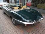 Heckansicht eines Jaguar E Type Series 2 Roadster aus dem Jahr 1969.