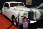 Jaguar MK VII M aus dem Jahr 1954 im Farbton old english white. Gebaut wurde das Modell von 1950 bis 1956. Motorisiert war die Limousine mit dem Sechszylinderreihenmotor des Sportwagens XK 120. Dieser Motor leistete anfänglich ca. 160 PS aus einem Hubraum von 3442 cm³. Im Jahr 1954 kam der modifizierte Jaguar MK VII M auf den Markt. Mit dem MK VII M erhöhte sich die Leistung auf ca. 193 PS. Der MK VII M war optisch an den integrierten Nebelscheinwerfern unter den Hauptscheinwerfern zu erkennen. Essen Motorshow am 06.12.2023.