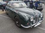 Jaguar MK2 2.4 Litre. Der MK2 kam im Jahr 1959 auf den Markt. Im ersten Modelljahr waren die beiden Modelle 3.4 Litre und 3.8 Litre lieferbar. Bereits ein Jahr später rundete die Marke aus Coventry die Motorenpalette mit dem gezeigten 2.4 Litre nach unten ab. Der 2.4 Litre verkaufte sich von Anfang an recht gut und blieb bis 1969 im Programm, während die beiden anderen Modelle schon ein Jahr vorher eingestellt wurden. Der abgelichtete MK2 im klassischen british racing green lief 1968 vom Band. Der Sechszylinderreihenmotor hat einen Hubraum von 2483 cm³ und leistet rund 120 PS. Classic car meeting am 13.07.2024 in Blaenavon/South-Wales.