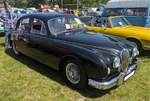 Jaguar MK2 2.4 Litre. Der MK2 kam im Jahr 1959 auf den Markt. Im ersten Modelljahr waren die beiden Modellversionen 3.4 Litre und 3.8 Litre lieferbar. Bereits ein Jahr sp�ter rundete Jaguar die Motorenpalette mit dem gezeigten 2.4 Litre nach unten ab ...
