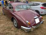 Heckansicht eines Jaguar MK2 3.8 Litre im Farbton imperial maroon aus dem Jahr 1960.