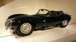 Jaguar XK SS. Aufgrund eines Brandes in den Werkshallen von Jaguar, wurden von diesem Modell nur 17 Fahrzeuge produziert. Dieser Hochleistungssportwagen basierte auf dem 1954 vorgestellten Jaguar D-Type. Der 6-Zylinderreihenmotor hat einen Hubraum von 3442 cm³ und leistet 250 PS. Diese Motorleistung kann den Wagen auf eine Höchstgeschwindigkeit von 232 km/h beschleunigen. Louwman Museum Den Haag am 01.04.2018.