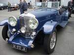 Jaguar SS100 aus dem Jahr 1938 mit einem Sonderaufbau. Angeblich ist dieser viertürige Jaguar SS100 mit verlängerter Karosserie auf Grund einer Bestellung des Maharadscha von Punjab entstanden. Der Maharadscha hat den SS100 wohl auf der London Motorshow des Jahres 1938 gesehen und sich ein solches, viertüriges Auto, als Sonderausführung bestellt. Aufgrund von internen Verzögerungen und dem Beginn von WW2 wurde das Auto aber angeblich nie fertig gestellt. Erst in den 1970´er Jahren vollendete eine britische Karosseriebaufirma dieses Vorhaben. Allerdings verbaute man bei Fertigstellung einen 4.2 Liter Sechszylindermotor von Jaguar. Anschließend wurde das Auto nach Frankreich verkauft. Außengelände der Techno Classica Essen am 13.04.2023.