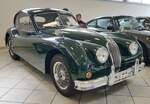 =Jaguar XK 140 FHC (F ixed H ead C oupe), gesehen in der Ausstellungshalle der Technorama in Kassel, 04-2023