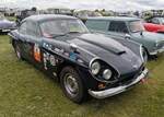Jensen C-V8, gebaut von 1962 bis 1966 in drei Serien. In dieser Zeit entstanden nur rund 500 Fahrzeuge dieses Typs. Die Automarke aus West Bromwich in der N�he von Birmingham griff bei den Technikkomponenten auf Module aus dem Regal von Chrysler/USA zur�ck. Hier wurde ein MK3 aus dem letzten Modelljahr abgelichtet. Der Wagen mit einer GFK-Karosserie wird von einem V8-Motor angetrieben, der aus einem Hubraum von 5916 cm� eine Leistung von 305 PS an die Hinterachse weiter gibt. Die H�chstgeschwindigkeit wurde damals mit 225 km/h angegeben. Castle Combe Vintage Show am 19.05.2024 in Wiltshire/England.