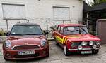 Mini New mini Hatch und ein Lada 1200 nebeneinander. Foto: 08.2023