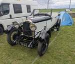 Lagonda 2.0 Litre Open Tourer aus dem Jahr 1931. Die Marke Lagonda wurde im Jahr 1906 durch den US-Amerikaner Wilbur Gunn im englischen Staines upon Thames, einem Vorort von London, gegr�ndet. Mit ihren Sportwagen nahm die Firma in den 1920´er und 1930´er Jahren erfolgreich an Langstreckenrennen teil. Der hier gezeigte Lagonda verf�gt �ber eine so genannte  Low-Chassis  Karosserie, also ein etwas tiefergelegtes Fahrwerk. Der Vierzylinderreihenmotor hat einen Hubraum von 1954 cm� und leistet serienm��ig 55 PS. Ab dem Modelljahr 1931 konnte optional ein franz�sischer Cozette-Kompressor mit bestellt werden. Wurde dieser zugeschaltet, erh�hte sich die Leistung auf bis zu 90 PS. Seit dem Jahr 1947 geh�rt Lagonda zum Aston-Martin Konzern. Castle Combe Vintage Show am 19.05.2024 in Wiltshire/England.
