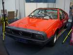 Lancia Beta Montecarlo im Farbton rosso capanelle. Auf dem Genfer Salon des Jahres 1975 präsentierte Lancia neben dem Beta HPE auch den Montecarlo. Ein zweisitziges Mittelmotor-Coupe mit Heckantrieb. Das Auto trat die Nachfolge des Fulvia Coupe an und basierte auf dem Modell Beta. Den Vierzylinderreihenmotor hatten die Techniker quer vor die Hinterachse gesetzt. Die meisten Modelle wurden mit dem 1995 cm³ Motor und einer Leistung von 120 PS ausgeliefert. Ab 1976 gab es das Modell auch mit dem 1300´er Motor aus dem Beta Coupe. Die 1300´er wurden fast ausschließlich in seinem Heimatland Italien verkauft. Techno Classica Essen am 05.04.2024.