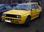 Lancia Delta HF Integrale Evoluzione 2. Der bereits im Jahr 1979 vorgestellte Lancia Delta wurde permanent  aufgerüstet . Fragt man Lancia-Fans, warum der Lancia Delta von 1979 bis 1994 mehr als andere Modelle zur Legende geworden ist, werden sie wahrscheinlich die sechs aufeinanderfolgenden Rallye-Weltmeisterschaften (1987 bis 1992) nennen, die mit diesem Modell gewonnen wurden. Der gezeigte Evoluzione 2 ist im Farbton giallo ginestra lackiert. Der turboaufgeladene Vierzylinderreihenmotor hat einen Hubraum von 1981 cm³ und leistet 211 PS. Mülheim an der Ruhr-Saarn am 31.01.2026.
