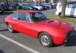 Profilansicht eines Lancia Fulvia Coupe Sport Zagato 1.3S. Zeitgleich mit dem Fulvia Werkscoupe kam im Jahr 1965 auch dieses, von Zagato gezeichnete, Sport Coupe auf den Markt. Insgesamt verkaufte Lancia 6100 dieser Sport Coupe-Modelle . Der abgelichtete Wagen ist mit dem mittleren der drei lieferbaren Motorisierungen ausgerüstet. Der V4-Motor hat einen Hubraum von 1298 cm³ und leistet 87 PS. Oldtimerbrunch am Cafe del sol in Gelsenkirchen am 09.03.2025.