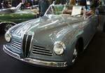 Lancia Aprilia mit einer Cabriolet Karosserie von Pininfarina. Die Baureihe Aprilia war ein Schlüsselmodell für Lancia. Serienmäßig verfügte die Aprilia über eine fortschrittliche Karosserie, eine vierrädrige Einzelradaufhängung und einen kompakten V4-Motor. Wie aus den Recherchen hervorgeht, wurde das Chassis dieses Autos 27. März 1947 von der Fabrik fertiggestellt und an die Carrozzeria Pininfarina überstellt, um es mit einer einzigartigen 2+2 Sitzer Karosserie zu versehen. Mit seiner schiefergrauen Lackierung traf das Auto damals den Geschmack für Eleganz. Der V4-Motor hat einen Hubraum von 1486 cm³ und leistet 48 PS. Techno Classica Essen am 13.04.2023.
