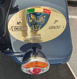 =Schlußleuchte und Erinnerungsplakette des Lancia Lambda VIII Serie, Bj. 1928, 2569 ccm, 65 PS, gesehen im Museo Nicolis in Verona, 09-2025