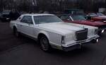 Lincoln Continental Mark V Coupe des Modelljahres 1978 im Farbton white.