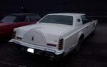 Heckansicht eines Lincoln Continental Mark V Coupe des Modelljahres 1978 im Farbton white.