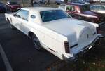 Heckansicht eines Lincoln Continental Mark V Coupe des Modelljahres 1978 im Farbton white.
