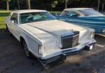 Lincoln Continental Mark V Coupe des Modelljahres 1978 im Farbton white. Die Baureihe Continental war das letzte Fullsize-Modell auf dem US-amerikanischen Automarkt. Basismotorisierung war ein V8-Motor mit einem Hubraum von 6590 cm� und einer Leistun ...