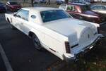 Heckansicht eines Lincoln Continental Mark V Coupe des Modelljahres 1978 im Farbton white. Oldtimertreffen am Cafe del Sol in Gelsenkirchen am 11.09.2026.