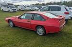 Profilansicht eines Lotus Excel S.E. Der Sportwagen Excel wurde 1982 auf den Markt gebracht. Die Modellpalette wurde 1985 um den st�rkeren  S.E.  erweitert. Der viersitzige Sportwagen, ein sogenannter 2+2 Sitzer, kombinierte das agile Lotus-Handling mit hoher Alltagstauglichkeit und einer f�r Lotus- Verh�ltnisse �berragenden Zuverl�ssigkeit. F�r Vortrieb dieses  Familien-Sportwagens  sorgt ein Vierzylinderreihenmotor mit einem Hubraum von 2174 cm� und einer Leistung von 183 PS. Aufgrund der vielen GFK-Teile an der Karosserie war der Wagen nicht sonderlich schwer und erreichte eine, gemessene, H�chstgeschwindigkeit von 217 km/h. Besucherparkplatz der Castle Combe Vintage Show am 19.05.2024 in Wiltshire/England.