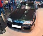 Lotus Omega 3.6 Twin Turbo aus dem Jahr 1992. Der Lotus Omega begann sein Leben als ganz gew�hnlicher, seri�ser fast biederer, Opel Omega. Eine ger�umige viert�rige Limousine f�r Menschen mit Familie. Irgendwann kam man auf die Idee den Omega an Lotus zu schicken, mit der Bitte ihn etwas  aufzupeppen . Man entschied, dass sich Seriosit�t durchaus mit Fahrleistungen kombinieren lie�, die zahlreiche Sportwagen nerv�s werden lie�en. Der Hubraum des serienm��igen Omega 3.0 wuchs von drei Liter auf 3637 cm� un garnierte das Ganze mit zwei Garrett-Turboladern.. Damit erreichte der, nur im Farbton imperial green lieferbare Wagen, eine Motorleistung von 377 PS. Die H�chstgeschwindigkeit gab man mit 282 km/h an. Techno Classica Salon in Dortmund am 25.09.2026.