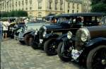 Am 06.06.1993 haben die Teilnehmer an der Oldtimer Rallye Laurent-Perrier nach Antibes vor der Kathedrale in Reims Aufstellung genommen.