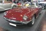 Maserati 3500 Spyder im Farbton rosso bordeaux aus dem Jahr 1964. Der von Giulio Alfieri (*1924 +2002) konstruierte 'Mistral' wurde auf dem Turiner Autosalon des Jahres 1963 in der Coupe-Version vorgestellt. Ein Jahr später stand das 'Spider' ge ...