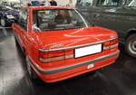 Heckansicht einer Mazda 626 Limousine im Farbton sunrise red aus dem Jahr 1988.