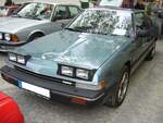 Mazda 929 GLX Coupe der Baureihe HB, gebaut in den Jahren von 1982 bis 1987. Mit diesem Modell zog im Jahr 1982 der neue Japan-Schick in der oberen Mittelklasse ein. Der Wagen war mehr als üppig ausgestattet. In einigen Ländern konnte das Modell auch mit einem Wankelmotor geordert werden. In Deutschland allerdings nicht! Hier in Deutschland war das Modell ausschließlich mit einem Vierzylinderreihenmotor lieferbar, der aus einem Hubraum von 1998 cm³, wahlweise 101 PS oder 120 PS leistete. Oldtimertreffen des AMC Essen-Kettwig am 01.05.2022.