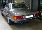Heckansicht eines Mercedes Benz R107 560SL aus dem Jahr 1987.