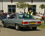 Mercedes Benz 280 SLC, biegt auf den Parkplatz am Treffpunkt des ACL Classic Tour in Lieler ein.