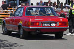 Mercedes Benz 280 SLC, kommt am Parkplatz bei der ACL Classic Tour ein.