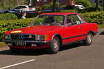 Mercedes Benz 280 SLC, kommt am Parkplatz bei der ACL Classic Tour ein.