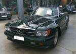 Mercedes-Benz 560 SL “König-Breitbau”. Dieses Fahrzeug, mit Erstzulassung im Jahr 1986, ist ein Original SL 560 Typ R107 und wurde vom Tuning-Spezialisten König/München umgebaut. An der Karosserie wurden Frontstoßstange, Heckspoiler, Schweller und Kotflügel umgebaut und auch die Türen wurde dem Style des Autos angepasst. Laut der Firma König sind etwa 50 Fahrzeuge vom Typ R107 so umgebaut worden. Die Auslieferung und die Erstzulassung dieses Autos erfolgte im Juli 1986 in Kalifornien. Als Motorisierung dient diesem  Breitbaumonster  ein V8-Motor mit einem Hubraum von 5547 cm³ und einer Leistung 231 PS. Classic Remise Düsseldorf am 02.03.2026.