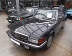 Mercedes Benz R107 300SL (werksintern E30), wie er von 1985 bis 1989 produziert wurde. Dieser R107 aus dem Jahr 1989 dürfte im Farbton blauschwarzmetallic lackiert sein. Der Sechszylinderreihenmotor hat einen Hubraum von 2962 cm³ und leistet 188 PS. Classic Remise Düsseldorf im März 2026.