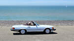  Mercedes-Benz der Baureihe R107, auf dem Damm in  Westkapelle, Walcheren, Zeeland, NL, im Urlaub gesehen. 24. Wasschappelse Oldtimerrit am Samstag, den 20. Juni 2026
