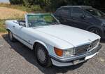 Mercedes Benz R107 300SL (die werksinterne Motorbezeichnung lautete E30), wie er von 1985 bis 1989 produziert wurde. Dieser, rechts gelenkte, R107 im Farbton papyruswei� wurde Ende 1988 erstmalig zugelassen. Der Sechszylinderreihenmotor hat einen Hubraum von 2962 cm� und leistet 188 PS. Besucherparkplatz des Oldtimer-H�ndlers  Ignition Sheed  in Abergavenny/S�d Wales am 17.05.2025.