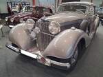 Mercedes Benz W29 540K Cabriolet A, wie es von 1936 bis 1939 im Werk Sindelfingen gebaut wurde. W�hrend der vierj�hrigen Bauzeit wurden vom zweisitzigen Cabriolet A nur 83 Autos gebaut. Der gezeigte 540K wurde 1938 produziert. Der Achtzylinderreihenmotor hat einen Hubraum von 5401 cm� und leistet 115 PS. Wird der Kompressor zugeschaltet, erh�ht sich die Motorleistung auf 180 PS. Dann kann das Auto eine Geschwindigkeit von 170 km/h erreichen. Allerdings flie�en dann auch um die 29 Liter Kraftstoff durch den Doppelvergaser. Das gezeigte Auto stammt aus dem Jahr 1938. Techno Classica Salon in Dortmund am 25.09.2026.